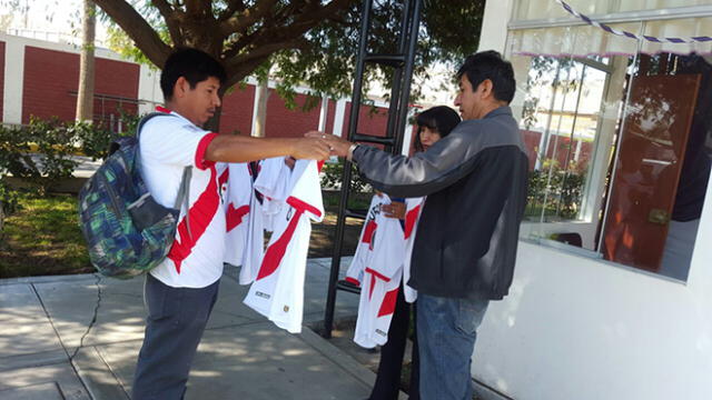 Moquegua: Ciudadanos fueron a trabajar vistiendo camiseta de la selección [VIDEO]