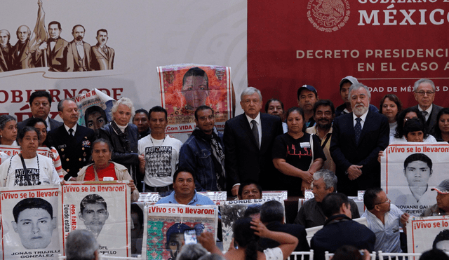 AMLO inicia gobierno con la promesa de esclarecer qué sucedió con los 43 de Ayotzinapa