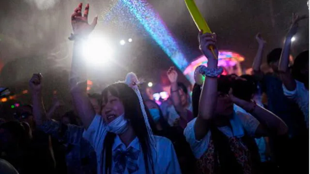 Jóvenes vuelven a la vida nocturna en Wuhan. Foto: AFP