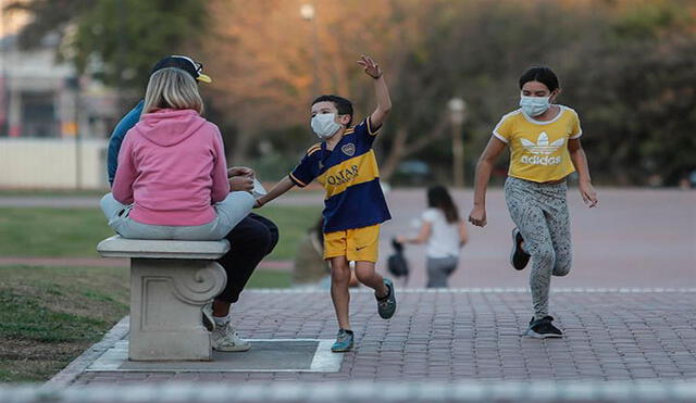 Niños que jugaban en un parque de Buenos Aires el sábado 16 de mayo, el primer día en el cual hubo permiso para que menores tuvieran salidas recreativas. Foto: EFE