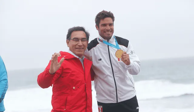 Martín Vizcarra junto a 'Piccolo' Clemente, quien ganó la medalla de oro en longboard en Lima 2019. Foto: Marco Cotrina/GLR.