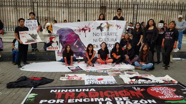 Jóvenes activistas realizaron manifestación en la Plaza de Armas de Arequipa.