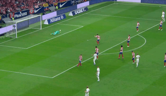 Jan Oblak realizó una estupenda atajada para evitar el primer gol del Real Madrid sobre el Atlético de Madrid.