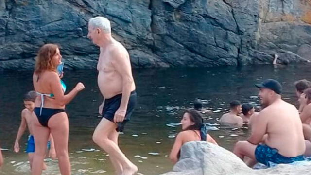 Anciano de 76 años sorprende a bañistas al hacer un salto mortal de 7 metros de altura [VIDEO]