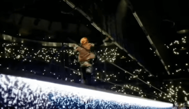 Vía YouTube: Vocalista de U2 cae del escenario y hace esto [VIDEO]