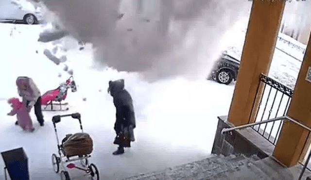 YouTube: el espeluznante momento en que dos mujeres y bebé son enterradas por la nieve 