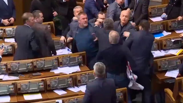 Congresistas se agarraron a golpes en Parlamento ucraniano [VIDEO]