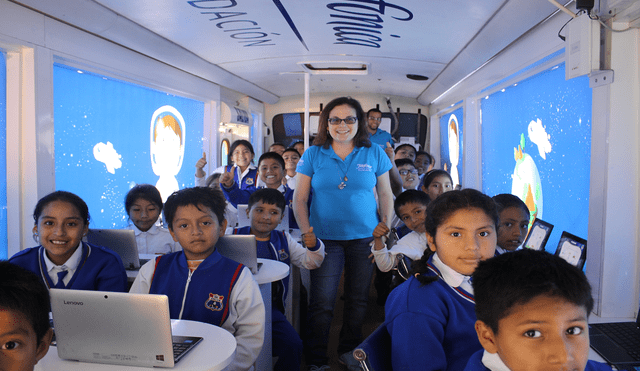 Premian bus itinerante por lograr que 180 mil escolares conozcan la educación digital 