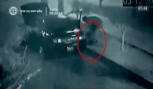 Video registra el momento en que arrojan un cadáver en SJL [VIDEO]