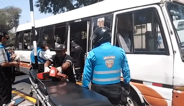 Miraflores: Delincuentes ingresan a cúster y disparan contra un pasajero [VIDEO]