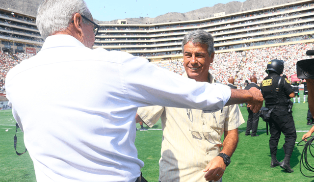 Gregorio Pérez y Pablo Bengoechea se dieron un fraterno antes de que inicie el clásico de la Liga 1. | Foto: GLR