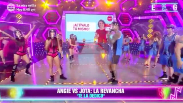 Jota Benz sorprendió a los televidentes al modificar la letra de una canción y revelar que se había besado con Angie Arizaga en los camerinos. | Foto: Captura América TV