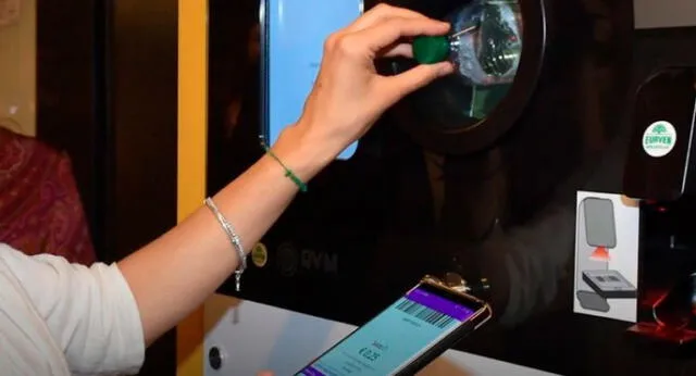 Al colocar la botella de plástico y escanear el código con su móvil, los romanos ganan un crédito. Foto: Difusión