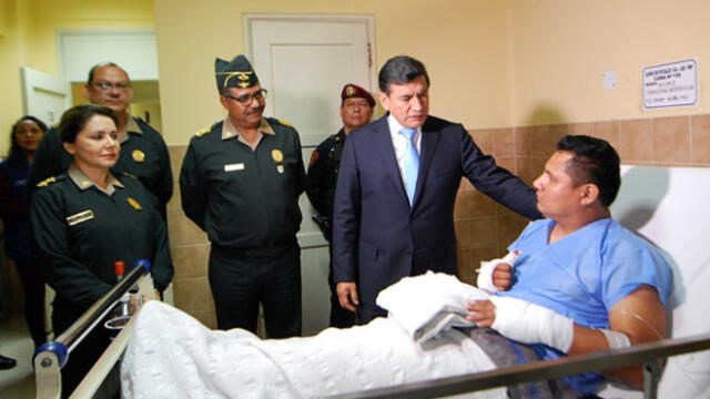 Ministro del Interior visita a policía herido tras asalto a cambistas en Miraflores