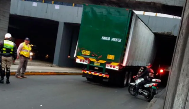 Cercado: camión queda atrapado en túnel de Plaza Unión