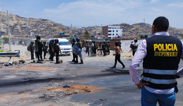 Policías y transeúntes celebraron la liberación de la vía. Foto: PNP