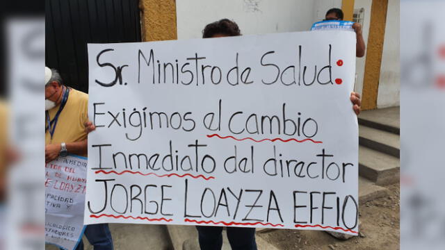 Trabajadores del centro de salud protestan el cargo de director de Jorge Loayza Effio. Foto: Alejandro Sosa.