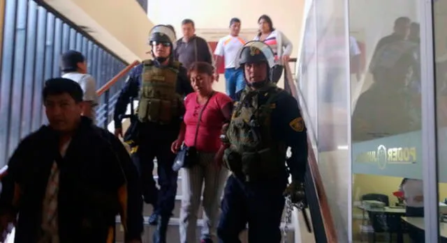 Chiclayo: tumaneños se encadenan en la sede central del Poder Judicial [VIDEO]