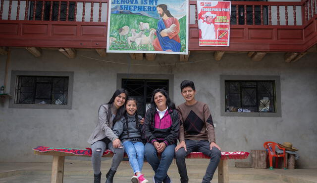 Lilia Paredes con sus hijos Alondra, Jennifer y Arnold. Foto: ANDINA/ Andrés Valle