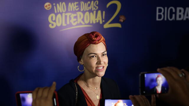 Anahí de Cárdenas se ríe de comentarios que criticaron uso de saco en premier de Locos de amor 3. Fotos: La República