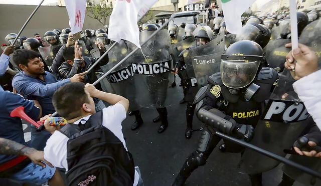 Protesta. Las marchas pacíficas de los ciudadanos fueron reprimidas con exceso en el uso de la fuerza por parte de la policía. Foto: Antonio Melgarejo/La República