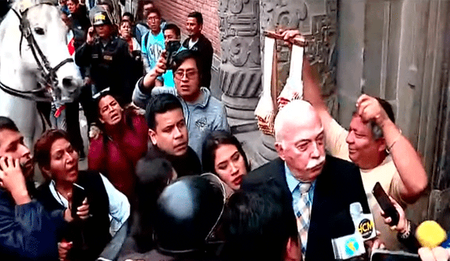 Ambulante intenta vender maní a Carlos Tubino y envía saludos a las cámaras [VIDEO]