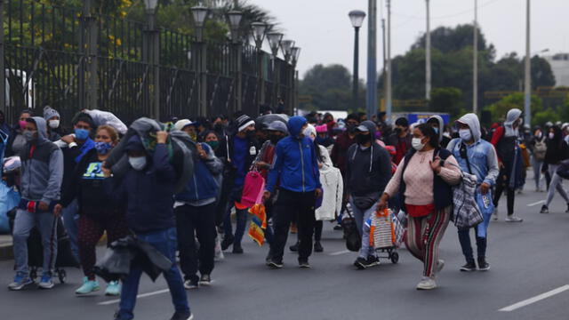 Ambulantes intentar se ubican en alrededores de Parque de la Exposición. Fotos: Flavio Matos / La República