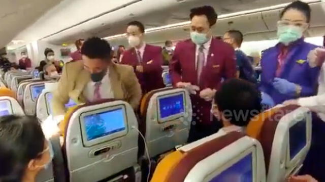 Coronavirus: retienen a mujer que tosió a una azafata por querer salir del avión 
