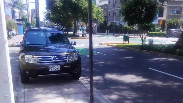 #YoDenuncio: vehículo estacionado en vereda impide tránsito peatonal