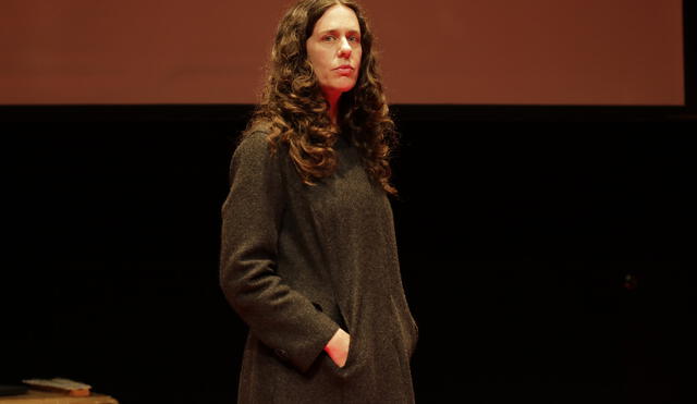 Mariana de Althaus reinventa una forma de entregar una nueva obra de teatro.
