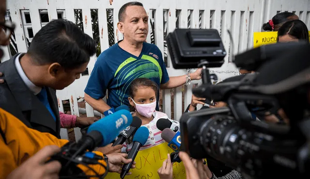 Venezuela: Se encadenan en hospital de Caracas para exigir medicinas para sus hijos