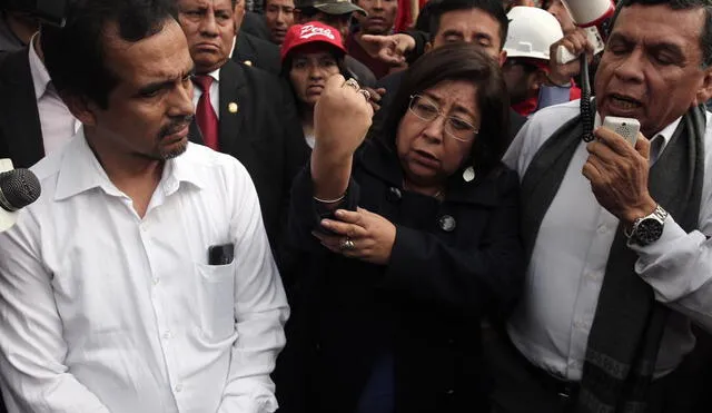 Congresistas del Frente Amplio se enfrentaron a la Policía tras detención de mineros