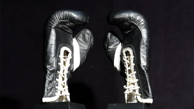 Los guantes de boxeo que usó Sylvester Stallone en Rocky. Foto: AFP
