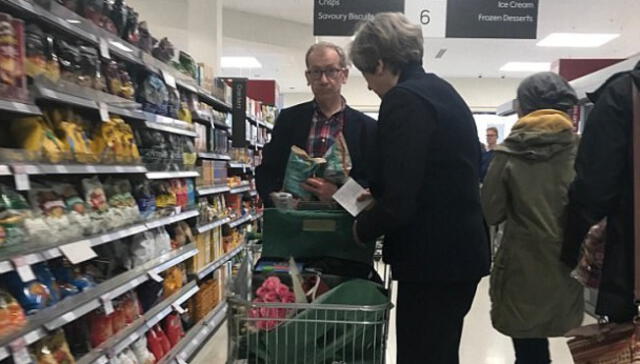 Tras su renuncia, Theresa May va de compras junto a su esposo [FOTOS]