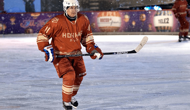 Vladimir Putin sorprende al mostrar sus habilidades de hockey en pista de hielo