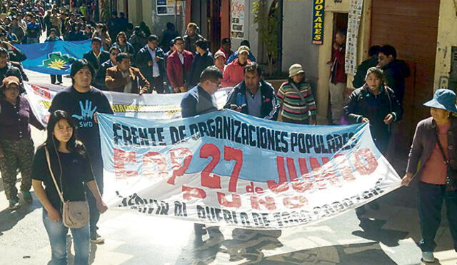 Centenares de puneños protestan por desplante de Premier Zavala