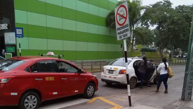 #YoDenuncio: taxis paran en estacionamiento prohibido 