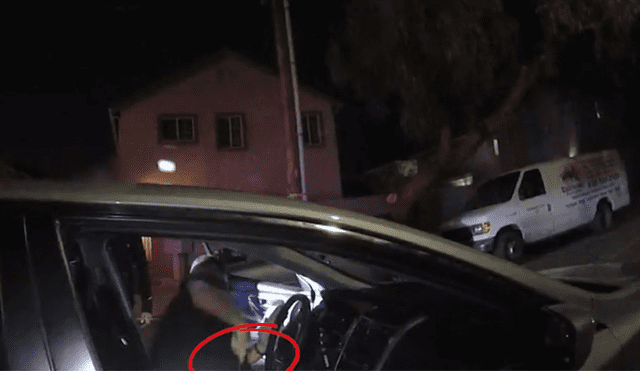 Mujer policía detiene a sospechoso y graba preciso instante en el que recibe disparo [VIDEO]