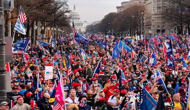 Un día después de la sentencia de la Corte Suprema una multitudinaria manifestación se efectuó en Washington para pedir "cuatro años más" de la presidencia de Trump. Foto: EFE