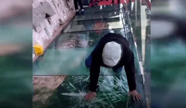 YouTube: terror en China por puente de cristal que ‘se rompe’ cuando caminan sobre él [VIDEO] 