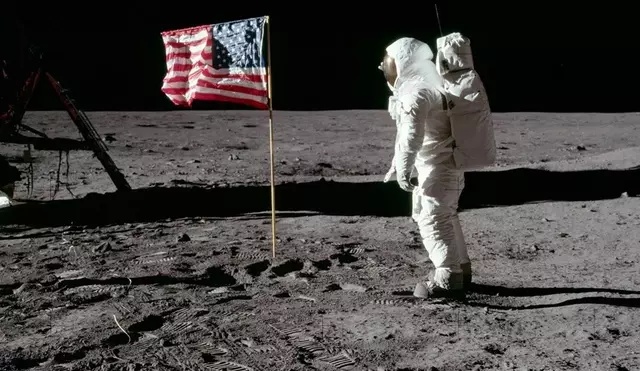 Además de la bandera de los Estados Unidos, los astronautas dejaron una placa conmemorativa. (Foto: NASA)
