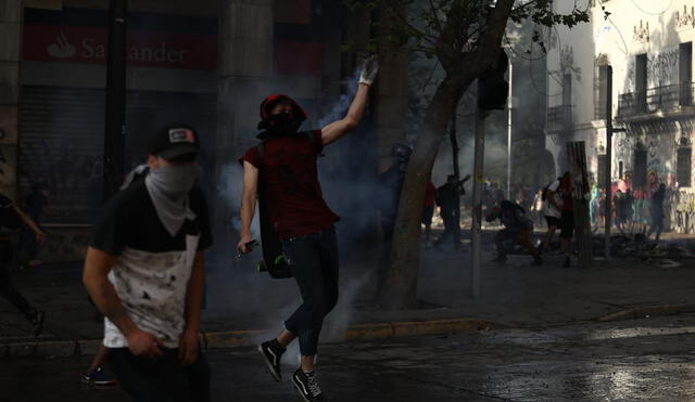El estallido social altera la rutina de los chilenos. Foto: Jorge Cerdan.