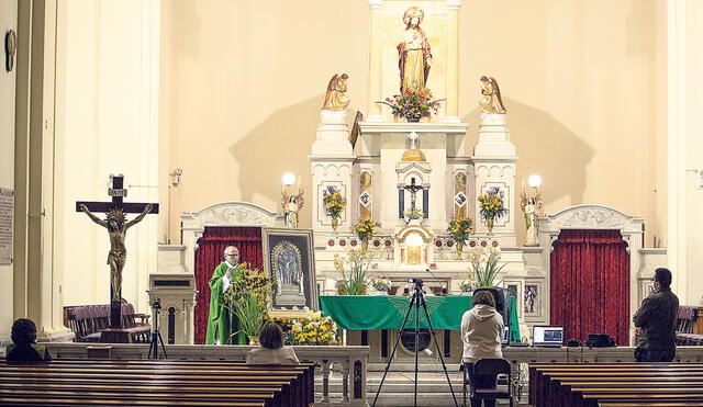 Con fe. Las misas regresan sin contacto físico ni cantos. Foto: John Reyes/La República