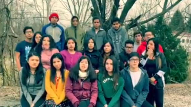Jóvenes grabaron un video para tratar de transmitir su situación en los Estados Unidos. (Foto: Captura)