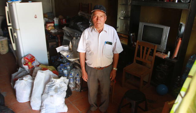 Walberto Pomatay (69), su casa quedó inhabitable. No puede cocinar los víveres que recibió en donación.
