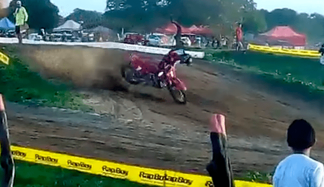 Motociclista cae de su vehículo y tiene trágica muerte frente a testigos [VIDEO]