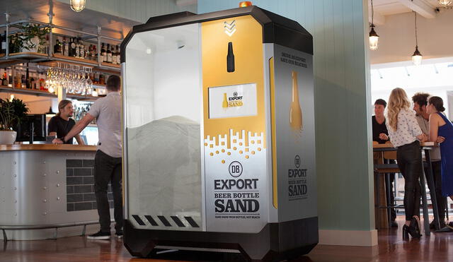 Compañía de cervezas crea máquina que genera arena de sus botellas