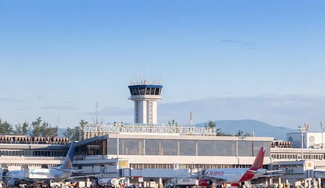 El presidente salvadoreño impuso la semana pasada una serie de restricciones para los vuelos internacionales.