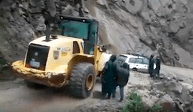 Huaico casi arrastra a vehículo al abismo en Áncash [VIDEO]