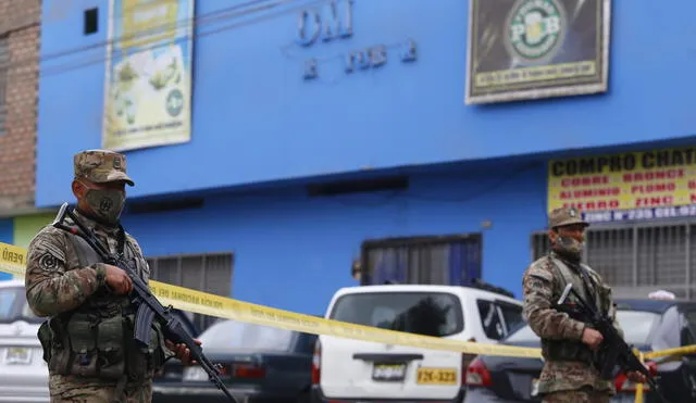 Esta mañana se, han desplegado varios efectivos del Ejército del Perú en los exteriores de la discoteca “Thomas Restobar” / Créditos: Flavio Matos – La República